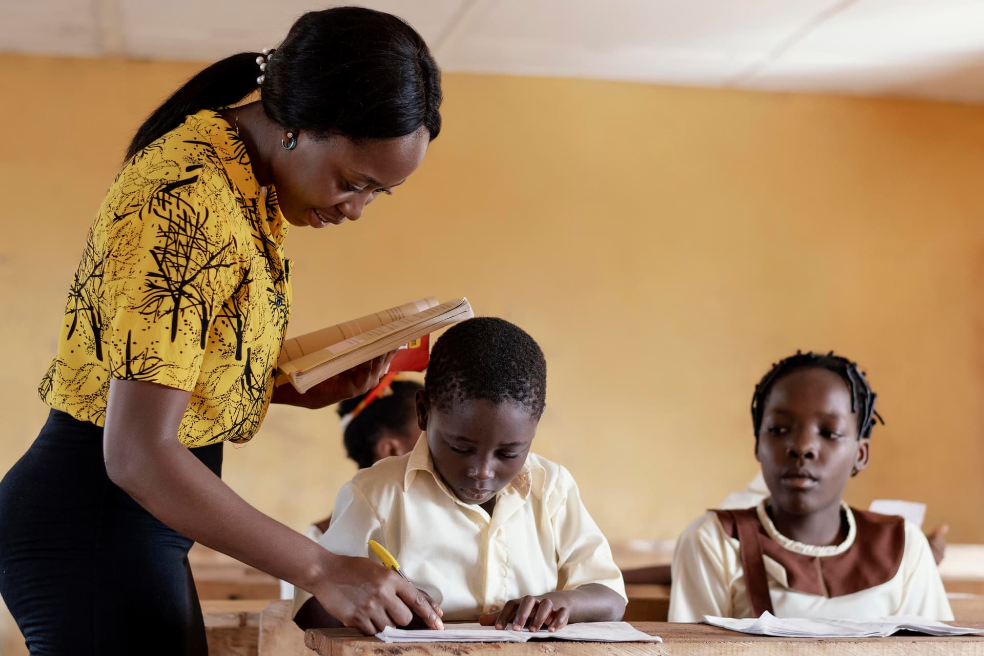 Enseignante préparant son travail pédagogique